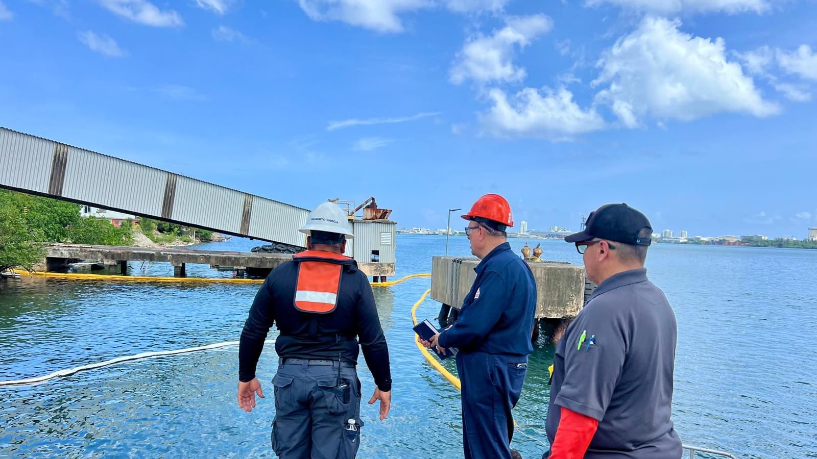 La agencia trabajó en la limpieza de la bahía tras el derrame de combustible.