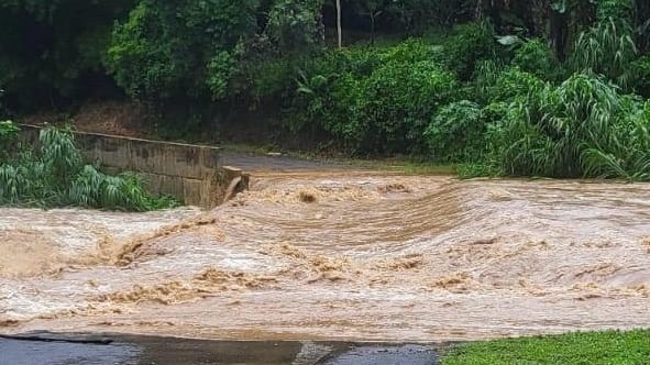 El Río de Lares se salió de su cauce tras las intensas lluvias provocadas por el paso del huracán Erin.