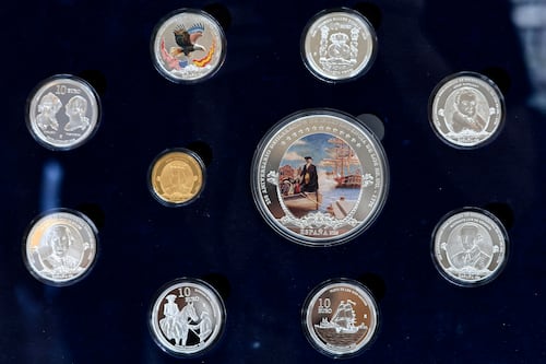 Una colección de monedas conmemora el apoyo hispano a la independencia de EE. UU.