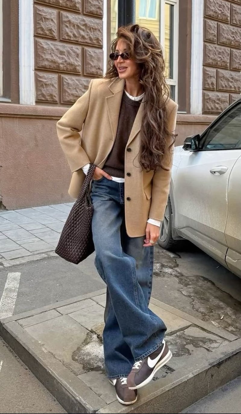 Look con tenis marrones