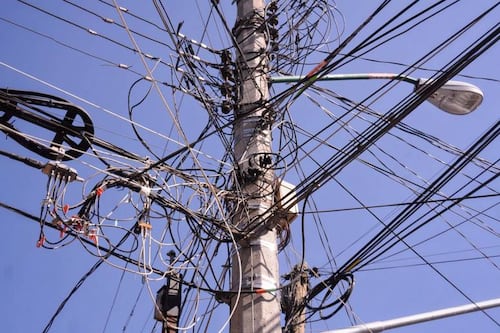 Negociado de Telecomunicaciones inicia audiencias para ordenar remoción de cables y postes en desuso