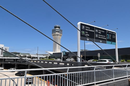 Miles de pasajeros en Puerto Rico afectados por cancelaciones y retrasos de vuelos