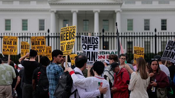 Manifestantes con pancartas frente a la Casa Blanca protestan contra los ataques de Israel y una posible guerra en Oriente Medio.
