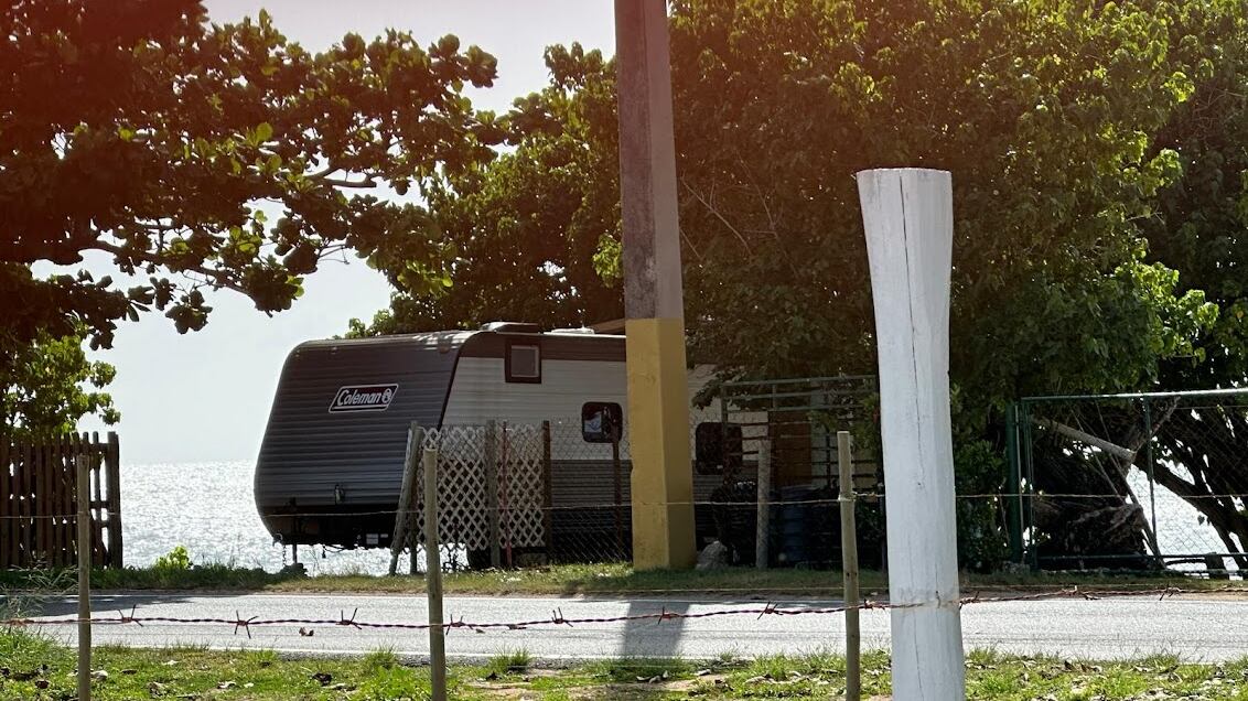 Denuncian que continúa construcción ilegal en Reserva Marina Cueva del Indio a pesar de cese y desista del DRNA.