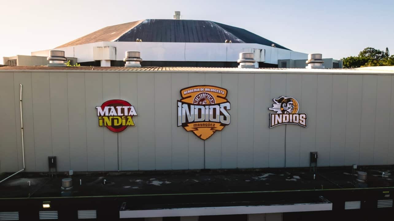 Indios de Mayagüez y Malta India se unen para mejorar instalaciones de academia de baloncesto para niños de 5 a 15 años.