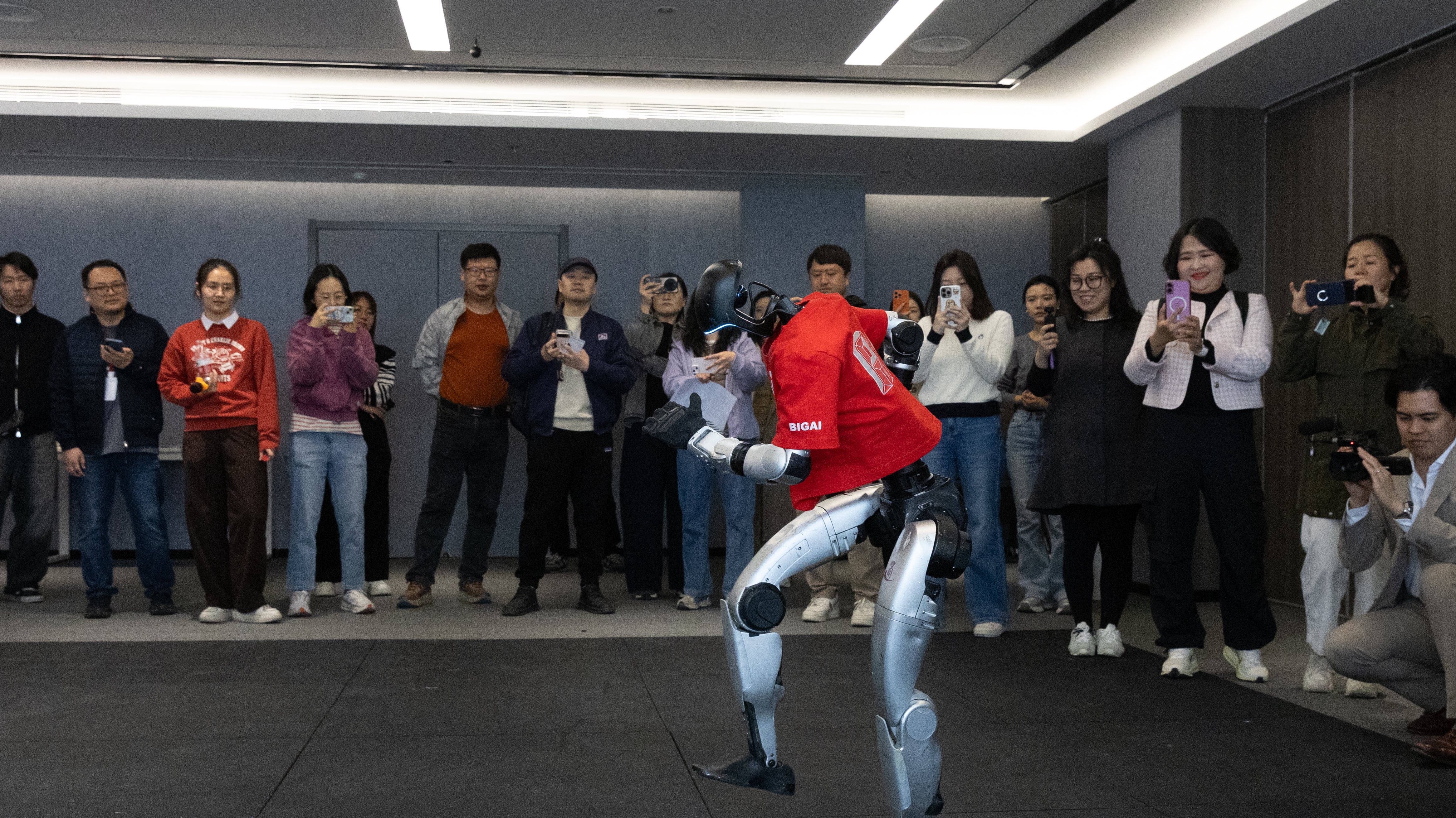 Un robot muestra sus habilidades durante una demostracón a la prensa en el Instituto de Inteligencia Artificial en Pekín, este lunes. EFE/EPA/JESSICA LEE
