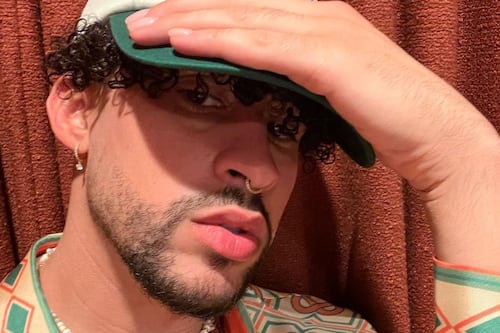 Bad Bunny dejó ver de más al usar pantalón blanco en concierto