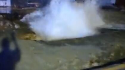 Carretera cerrada por tubo roto en Bayamón.