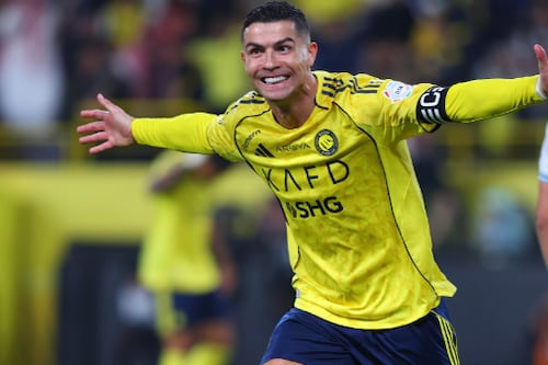 Cristiano sigue rompiendo redes: Doblete ante Al Okhdood y paso firme a los 1000 goles