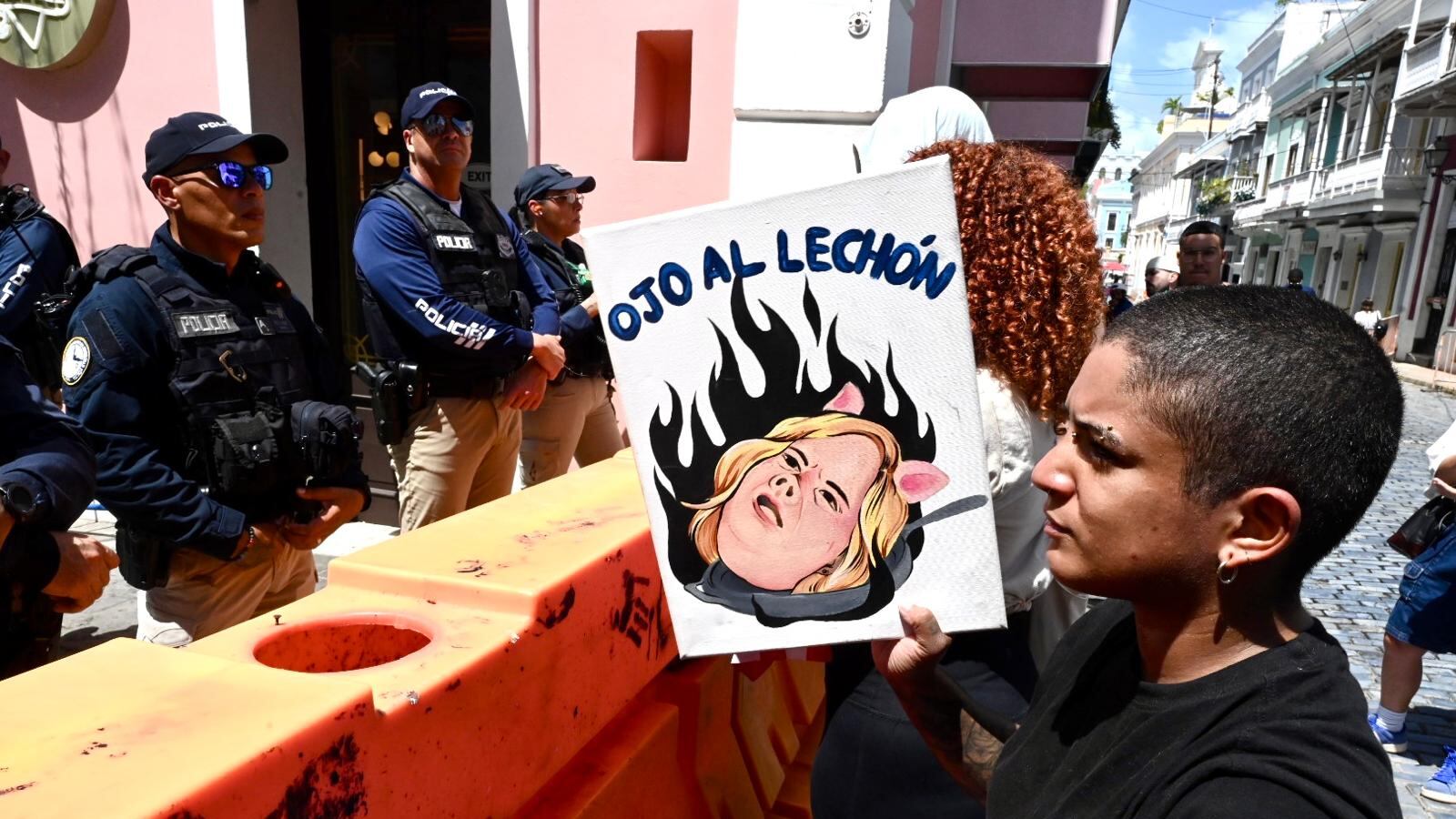 Ciudadanos en la calle Fortaleza protestando contra el gobierno de Jenniffer González.