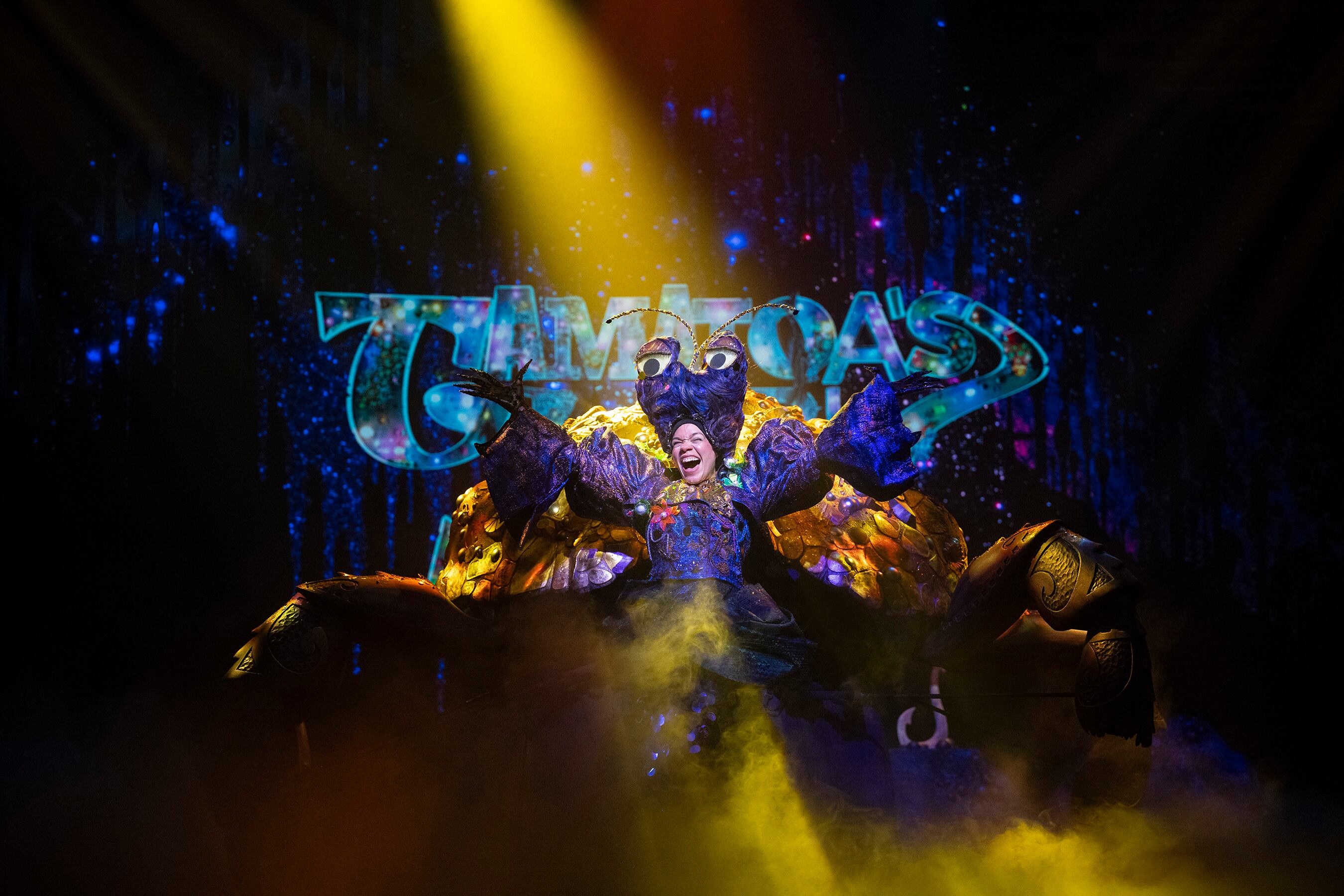 “Disney The Tale of Moana” da vida por primera vez a la historia de aventuras de Moana en el Walt Disney Theatre a bordo del nuevo barco de Disney Cruise Line, el Disney Treasure. Con una escenografía y una música llena de elementos de la cultura de las Islas del Pacífico que inspiran el clásico cuento de iniciación, esta innovadora producción sumergirá al público en una aventura transformadora por tierra y mar. Los visitantes vivirán la historia de Moana como nunca antes, con nuevas canciones, marionetas a gran escala y efectos especiales innovadores.