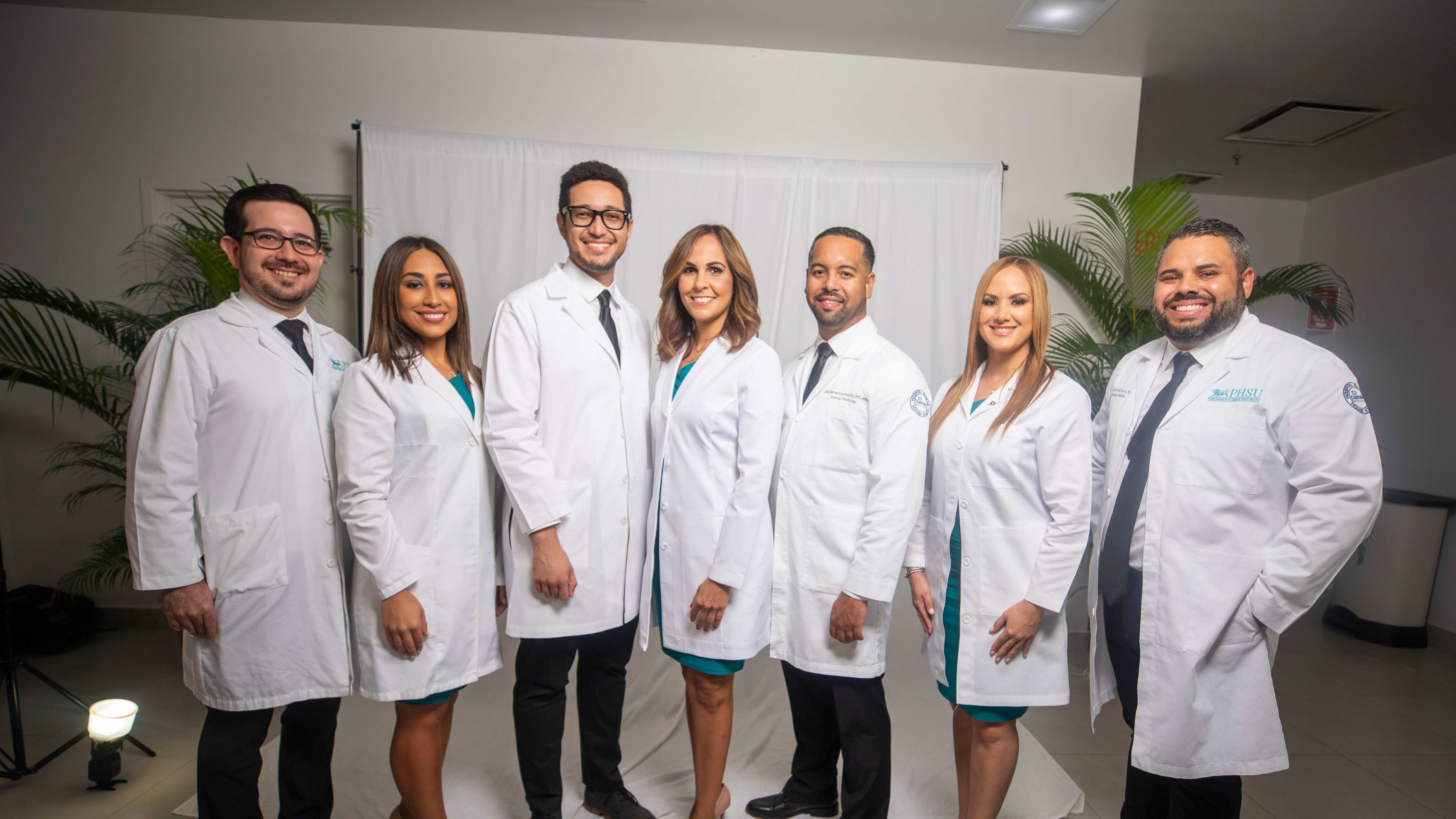 (De izquierda a derecha) Dr. Joel Rodriguez Ramos, Dra. Angela M. Torres Torres, Dr. Hiram Maldonano Rivera, Dra. María S. Irizarry Zapata, Dr. Carlos S. Ramos Encarnación, Dra. Yineli Ortiz Torres y Dr. Francisco Caraballo García.