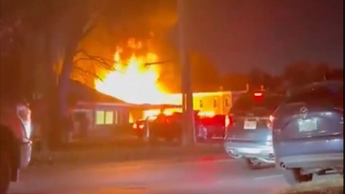 Avioneta se estrella contra edificio.