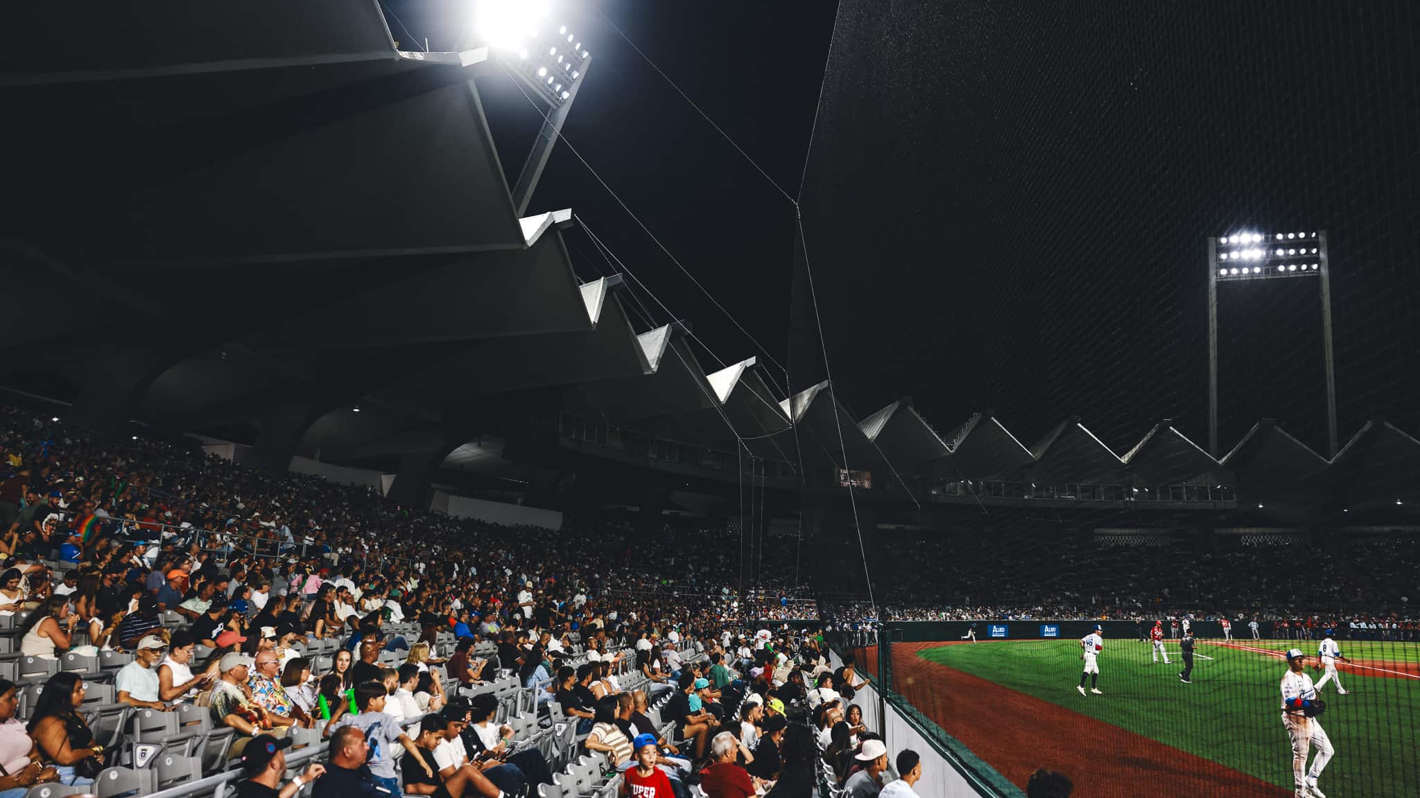 Más de 15 mil fanáticos en partido de los Cangrejeros de Santurce.