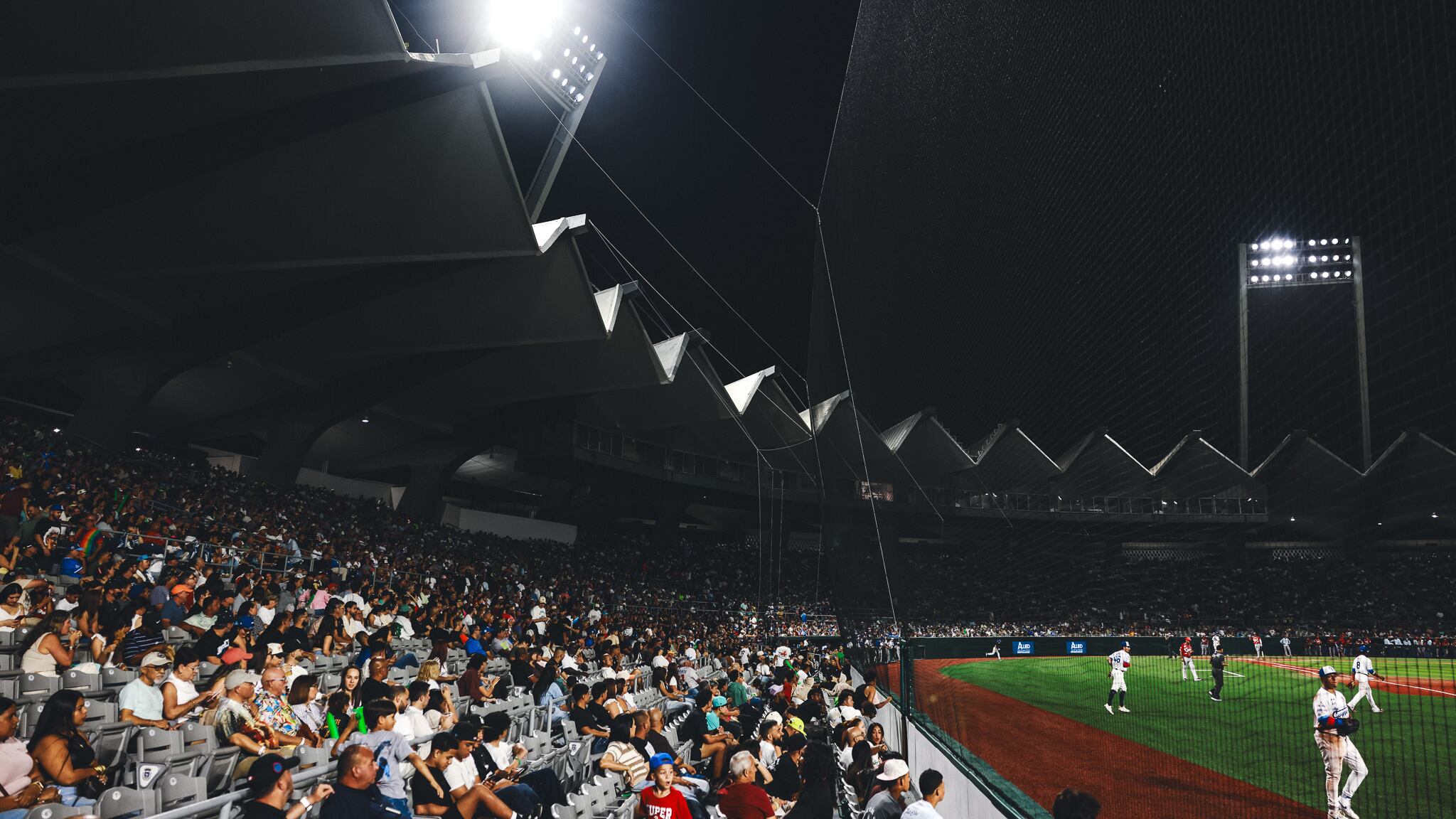 Más de 15 mil fanáticos en partido de los Cangrejeros de Santurce.