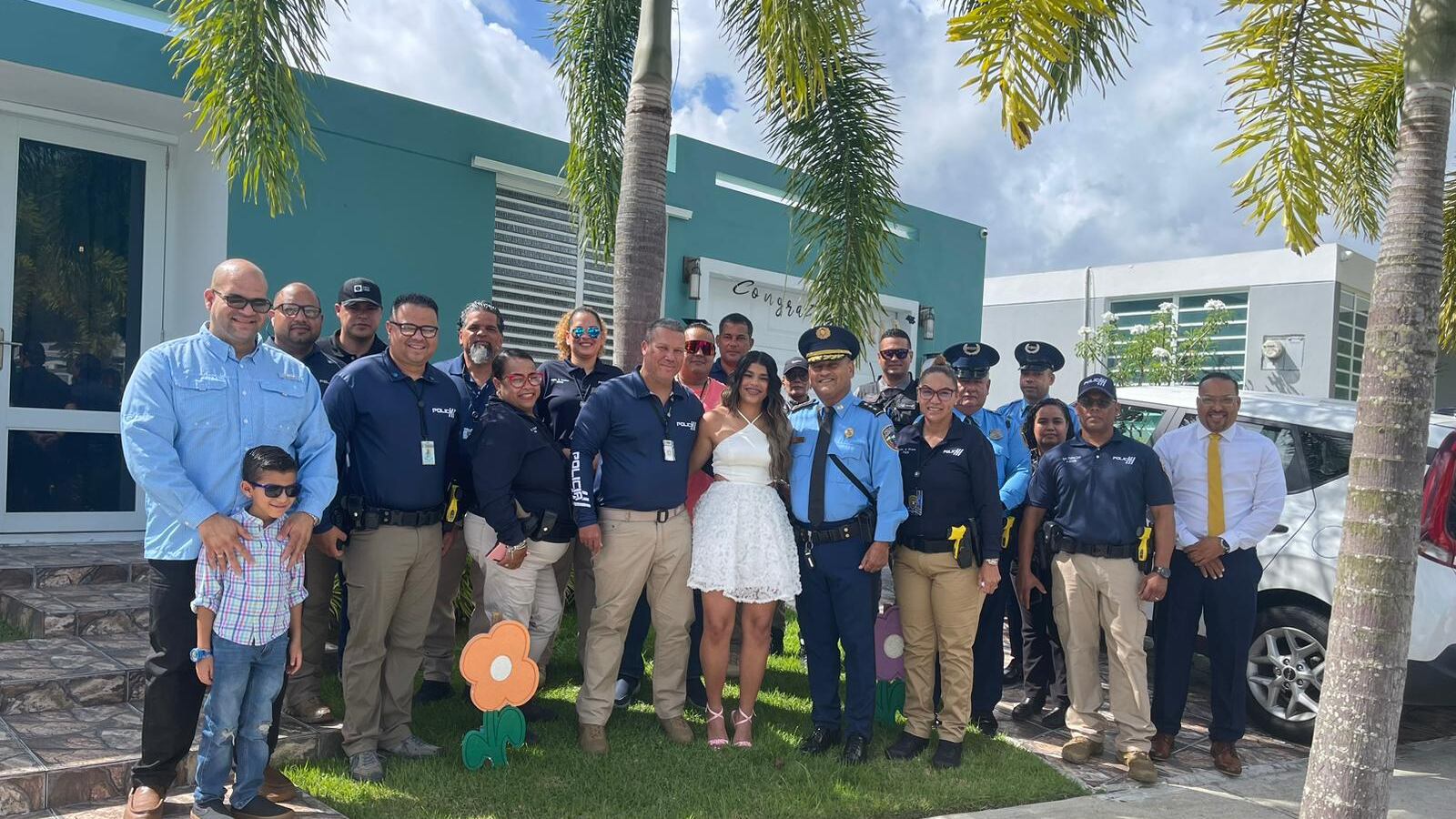 Policías escoltan a hija de sargento fallecido en su graduación.