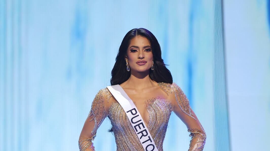 La puertorriqueña desfilando en traje de gala para la preliminar de Miss Universe.