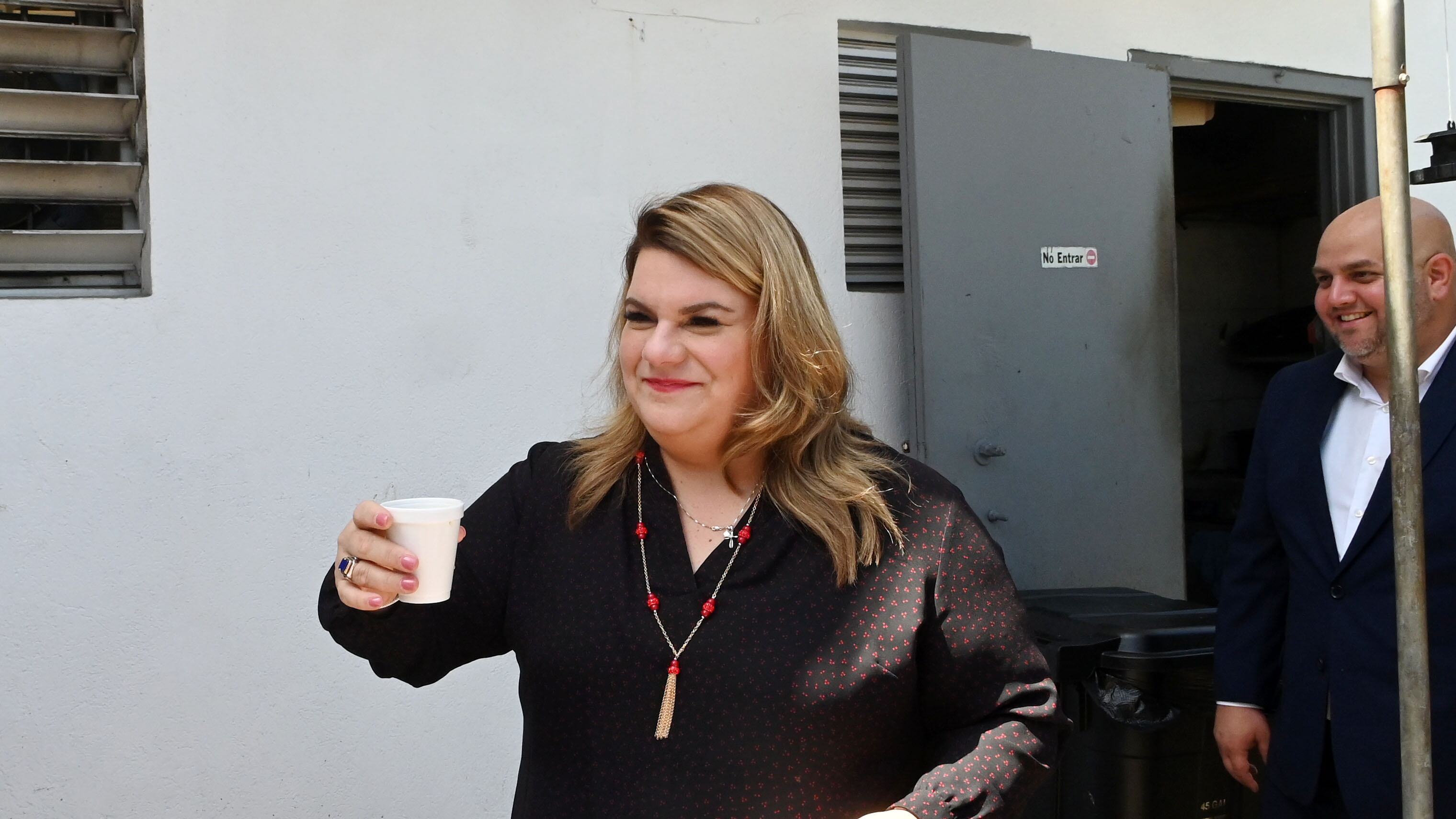 La gobernadora Jennifer Gonzalez, hace entrega de ayudas económicas para los pescadores