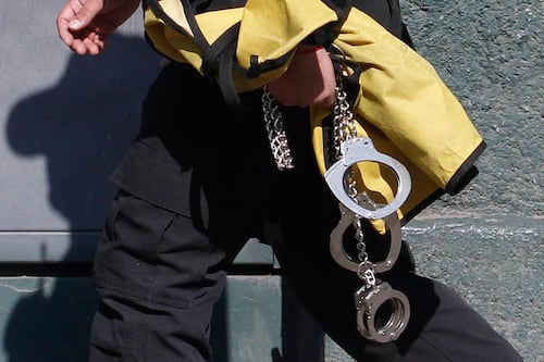 Radican cargos contra hombre que estranguló a su pareja en Nochebuena