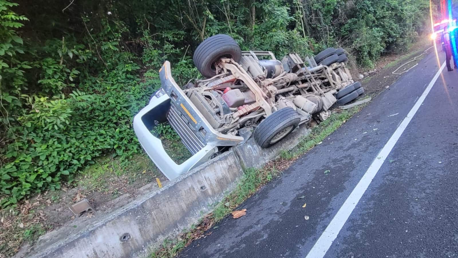 Autoridades investigan accidente con camión volcado en la PR-5.