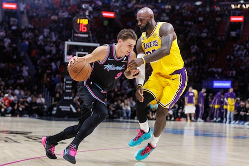 LeBron James iguala récord histórico de partidos en la NBA