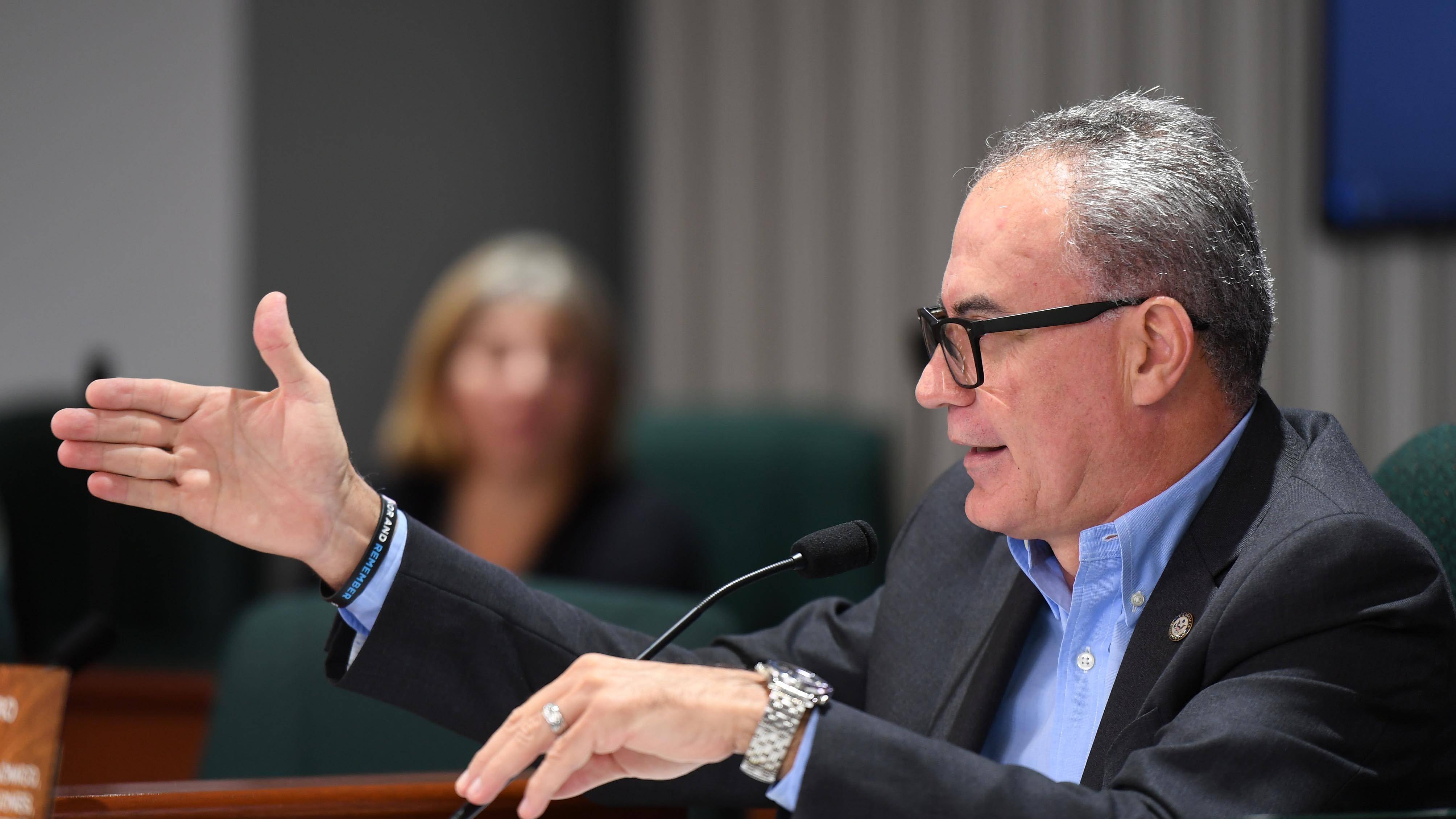 Representante Victor Parés