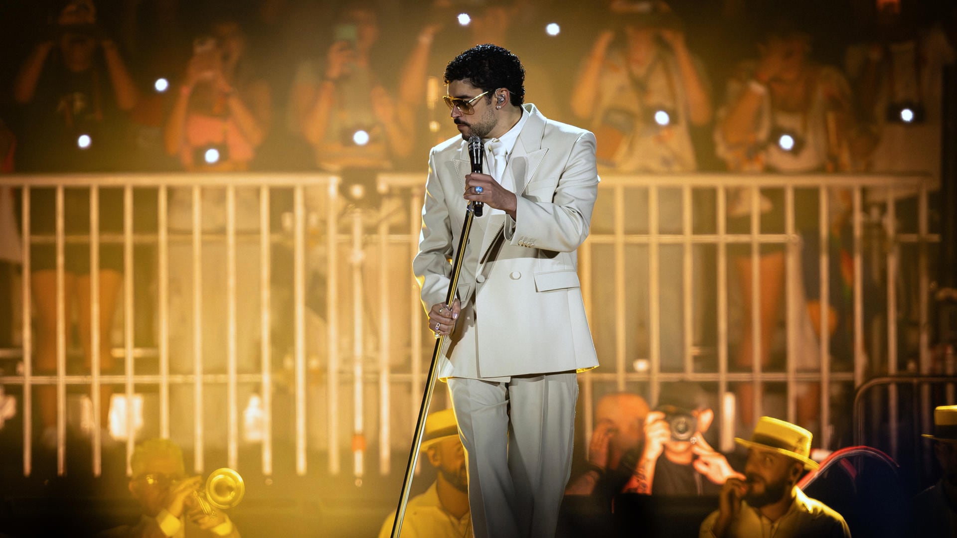 El cantante puertorriqueño Bad Bunny canta durante un concierto de su gira DeBí TiRAR MáS FOToS World Tour este viernes, en el Allianz Parque en Sao Paulo (Brasil). EFE/ Isaac Fontana