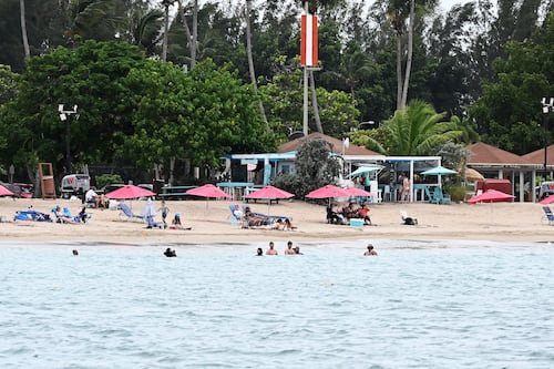 Cierra el balneario de Carolina ante condiciones peligrosas en el mar