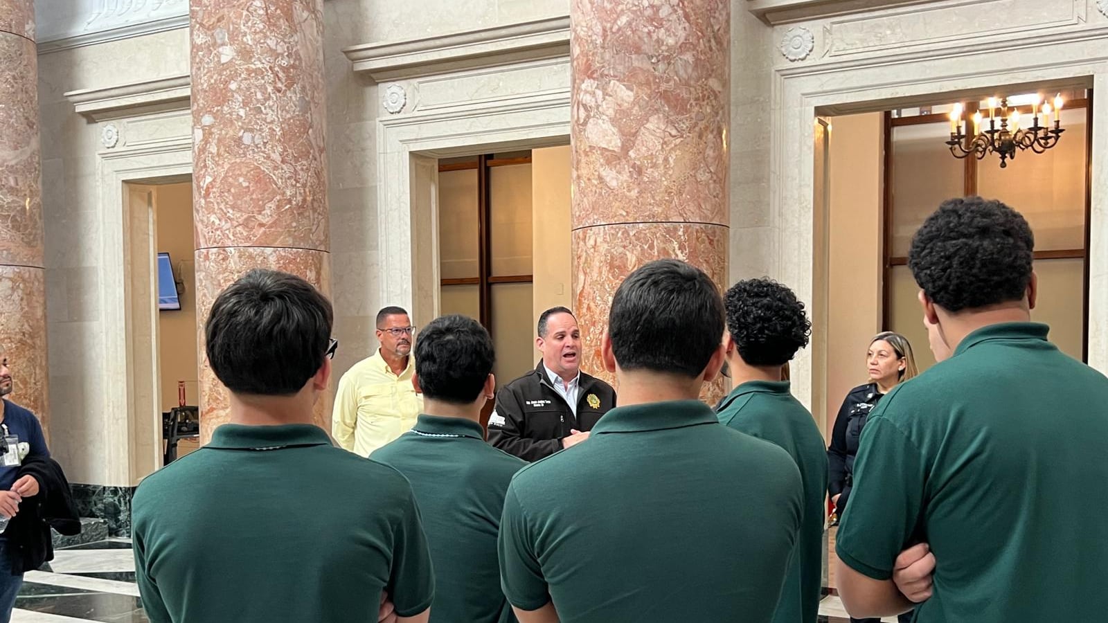 Confinados jóvenes se quitan sus uniformes diarios y llegan a la Casa de las Leyes.