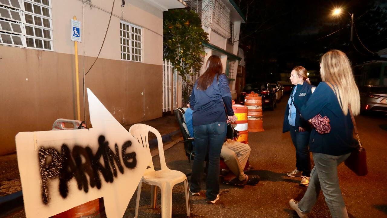 DACO emite avisos de multas a varios estacionamientos.