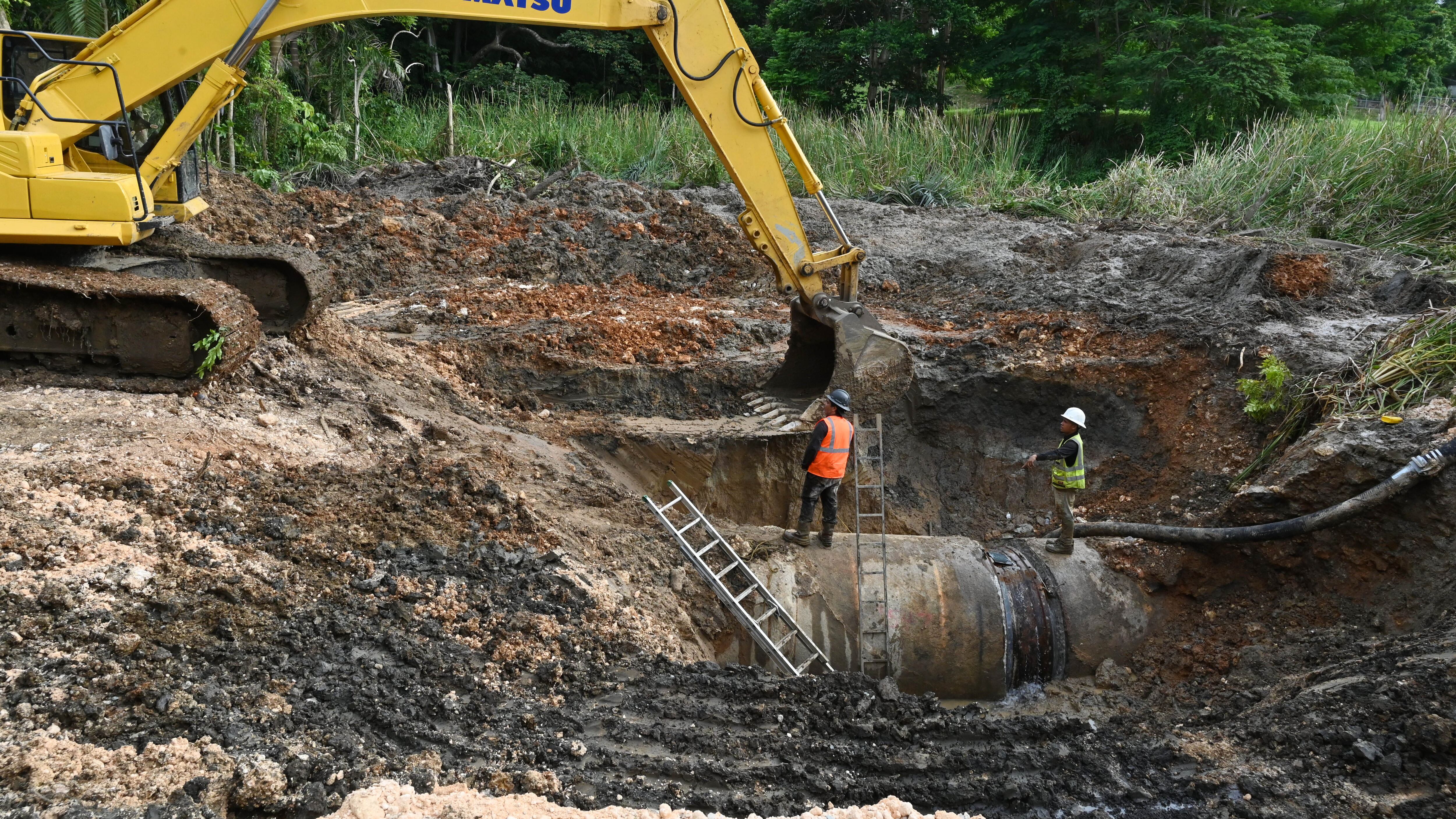 La gobernadora, Jennifer González, visita area de la reparación del Super Tubo.