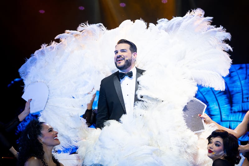 Víctor Santiago interpreta al abogado “Billy Flynn”.