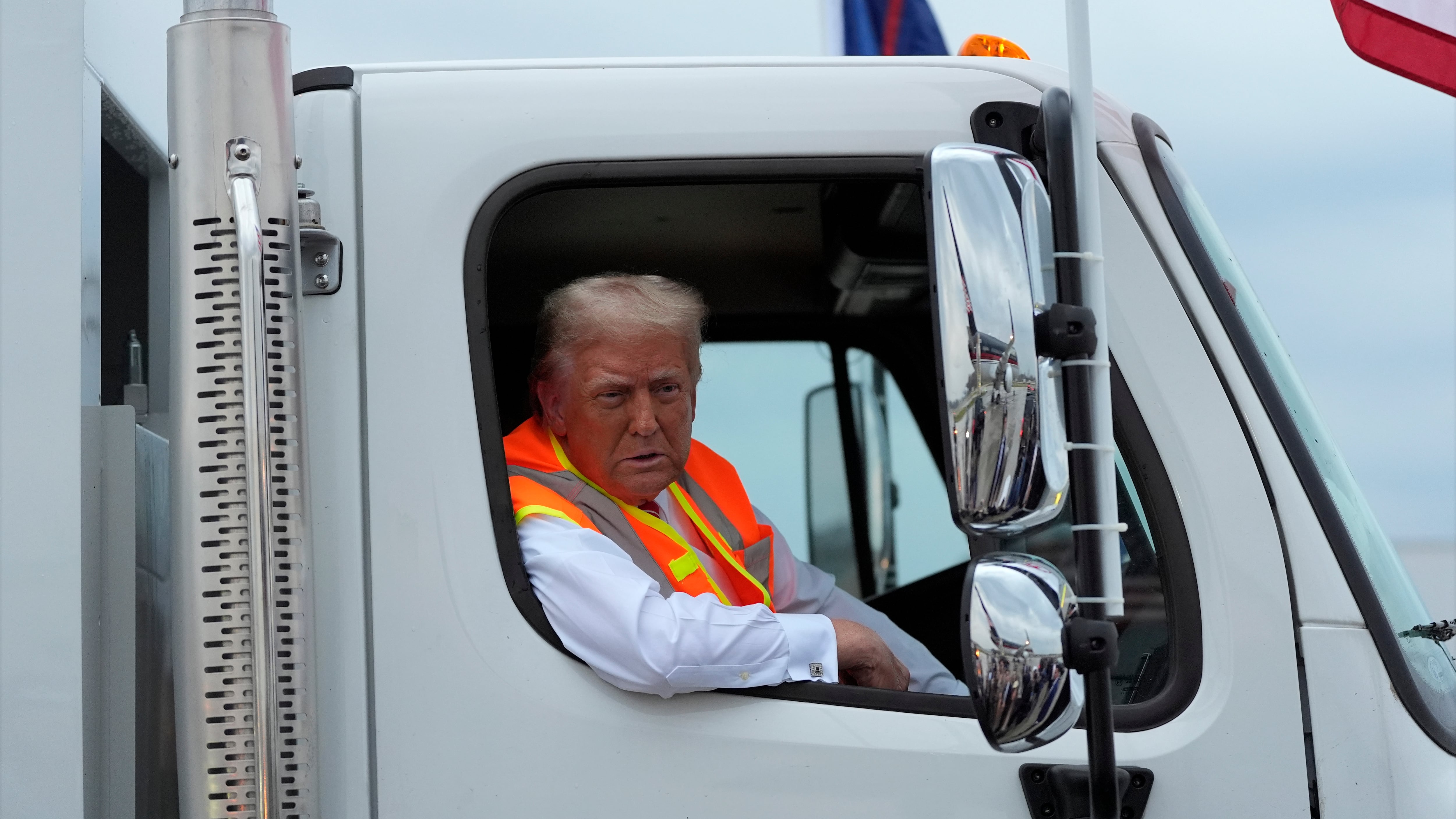 El candidato presidencial republicano Donald Trump habla con periodistas sentado en un camión de basura el miércoles 30 de octubre de 2024 en Green Bay, Wisconsin. (Foto AP/Julia Demaree Nikhinson)