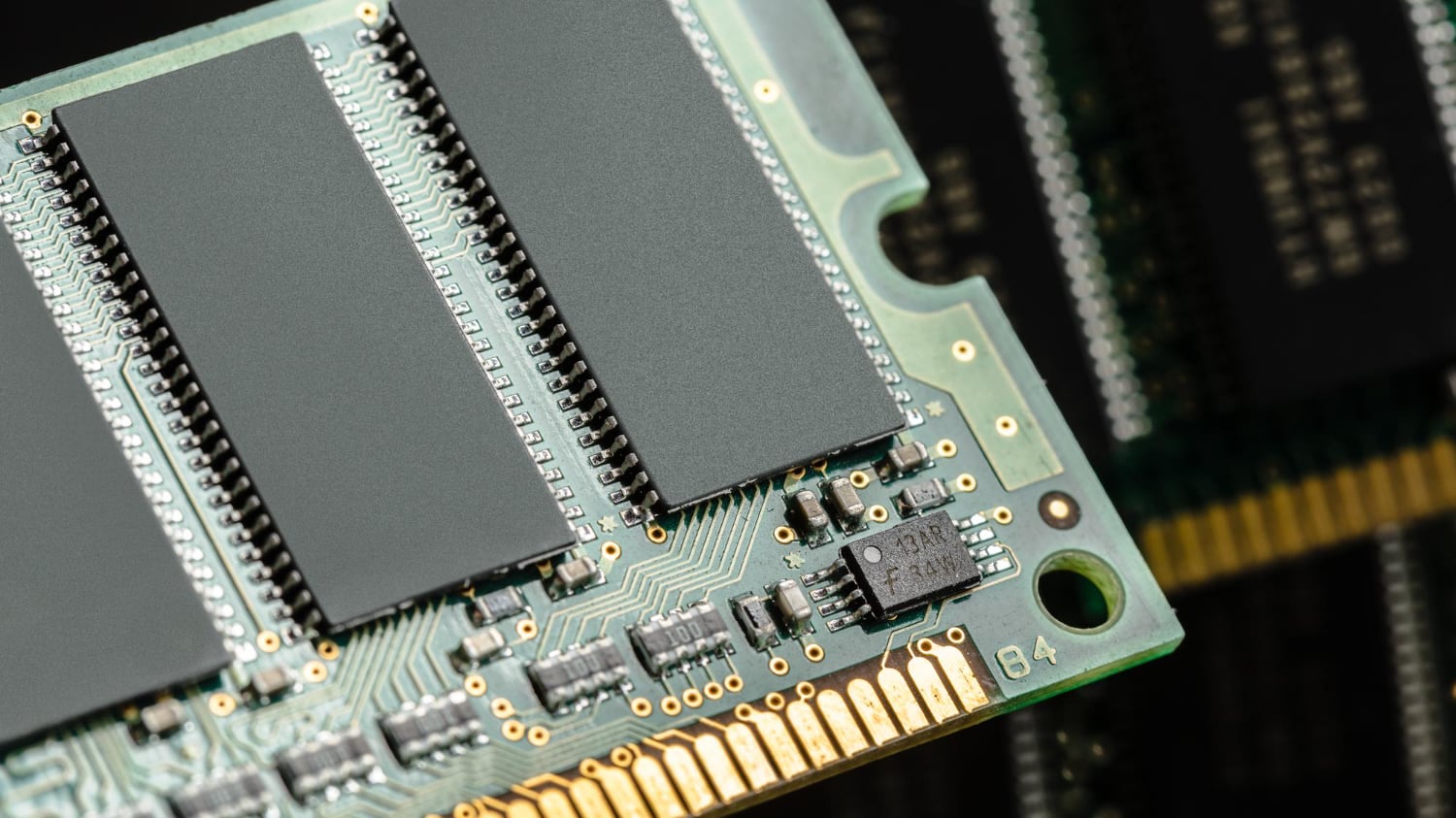 Debido a la alta exigencia que requiere la Inteligencia Artificial, cada uno de sus servidores requiere cantidades masivas de RAM, lo que acapara la oferta del mercado