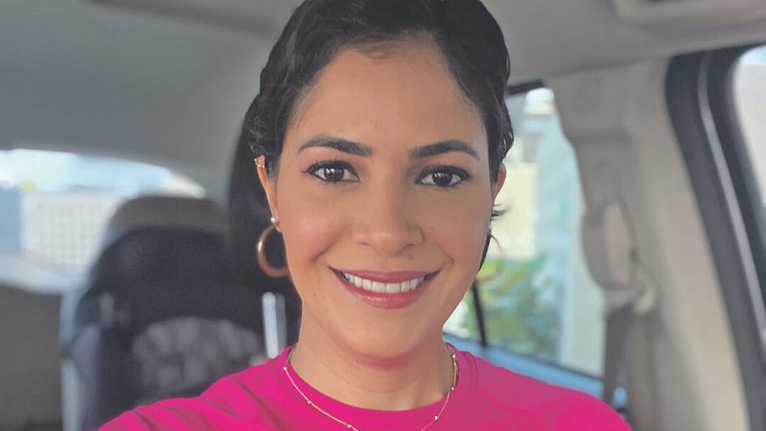 Melissa Vega, sobreviviente de cáncer de mama, sonríe a la cámara.