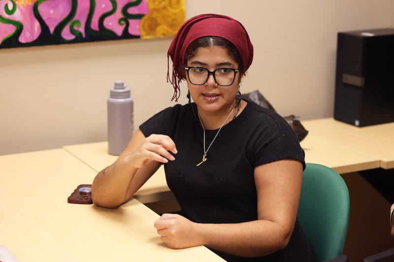 Nairobi Hernández Francia, del Centro PRAFRO, explica que las precariedades de la Universidad afectan aún más a las poblaciones marginadas.
Foto por Brandon Cruz González | Centro de Periodismo Investigativo