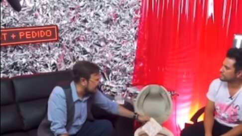 Aleks Syntek tira al inodoro un disco de Karol G