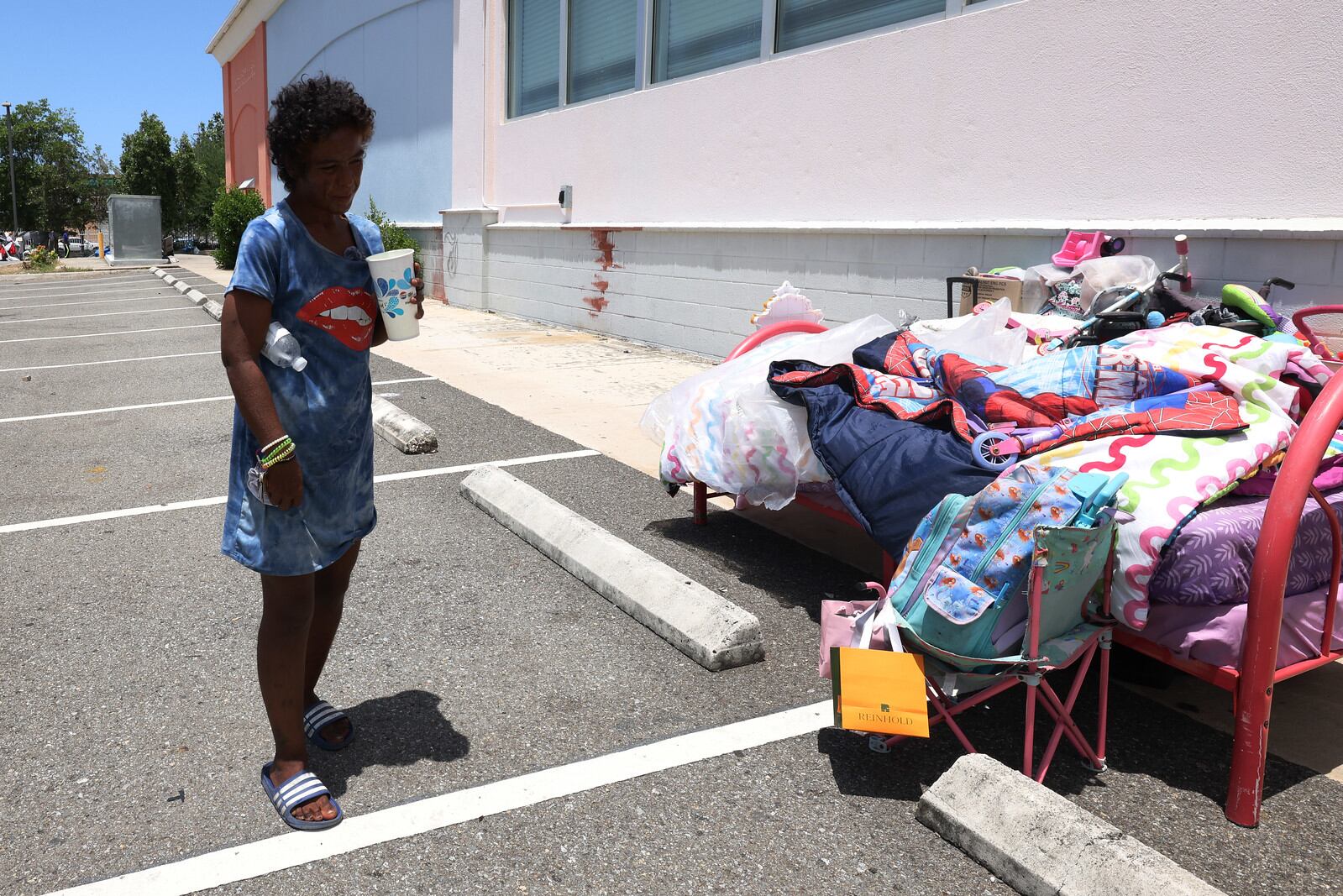 Mayibel muestra la cama y espacio de vida que se ha habilitado a la intemperie en el estacionamiento de una farmacia abandonada. Foto por Brandon Cruz González I Centro de Periodismo Investigativo