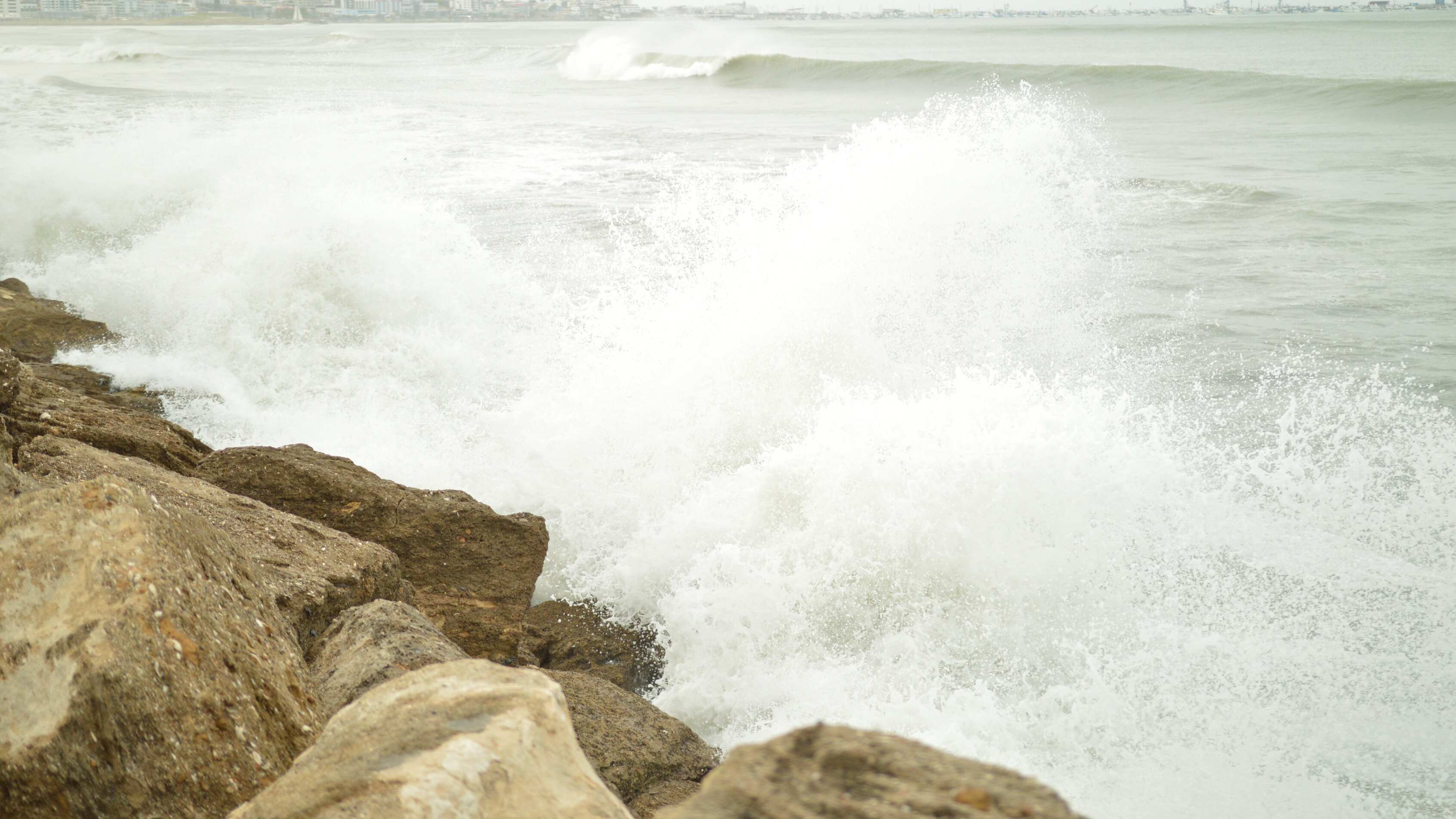 Manta, 27 de noviembre de 2024. Fuerte oleaje golpeó este viernes las costas de Manabí. API / PAUL OCHOA