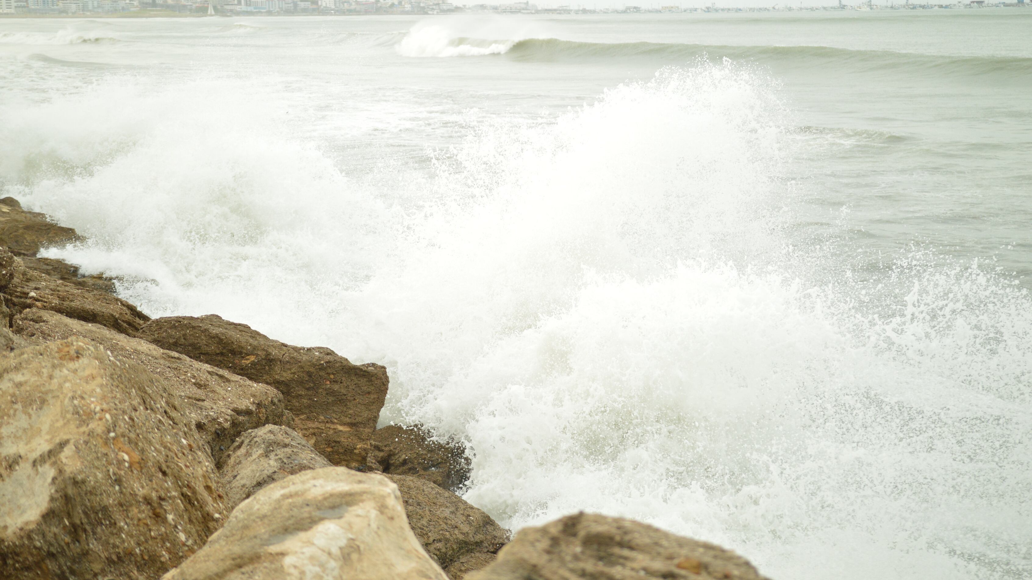 Manta, 27 de noviembre de 2024. Fuerte oleaje golpeó este viernes las costas de Manabí. API / PAUL OCHOA
