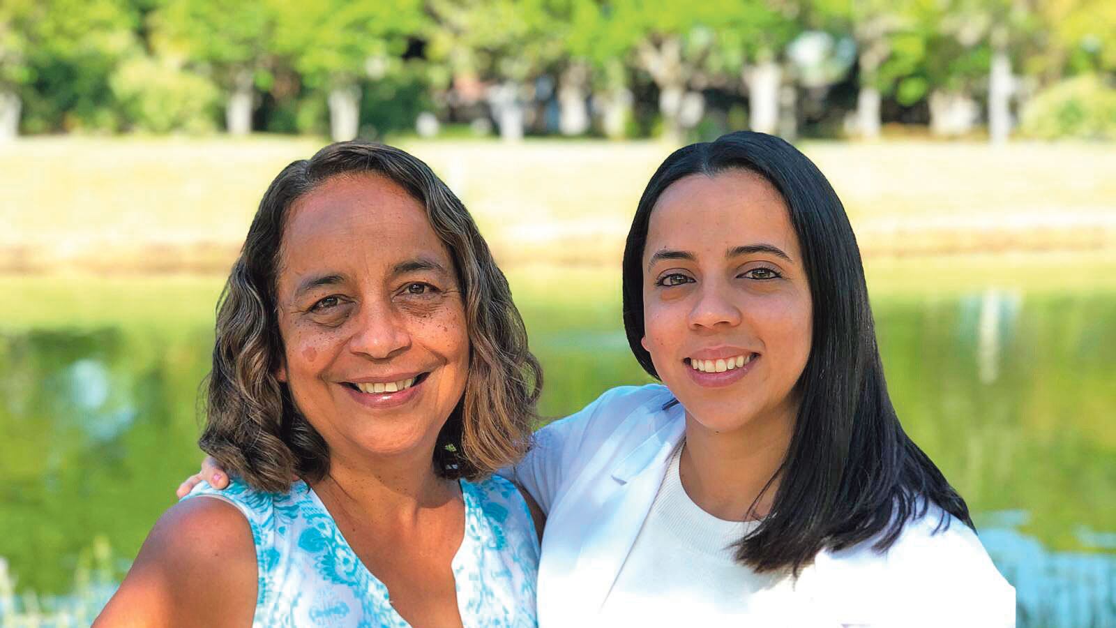 La atleta Mariecarmen Rivera junto a su madre, Nadia Rivera.