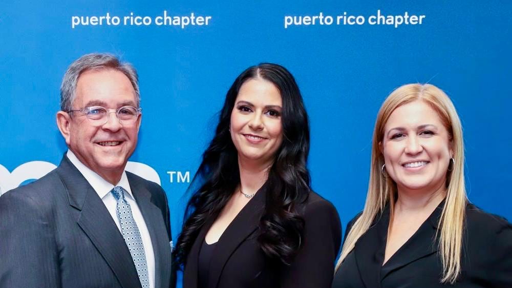 En el centro, la CPA Taireli Hidalgo, presidenta de la HFMA Capítulo de Puerto Rico.