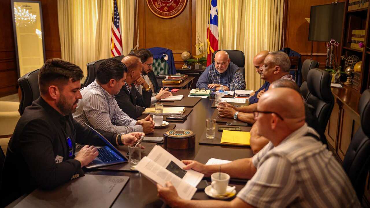 Alcaldes del este buscan acelerar reconstrucción de carreteras en reunión con DTOP