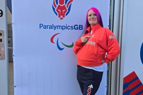 Deportista británica se convierte en la primera mujer en ganar una medalla paralímpica con siete meses de embarazo