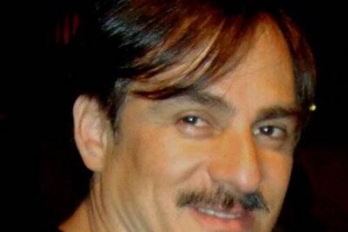 A este actor colombiano le tocó lavar carros en su luna de miel, tras sufrir una estafa