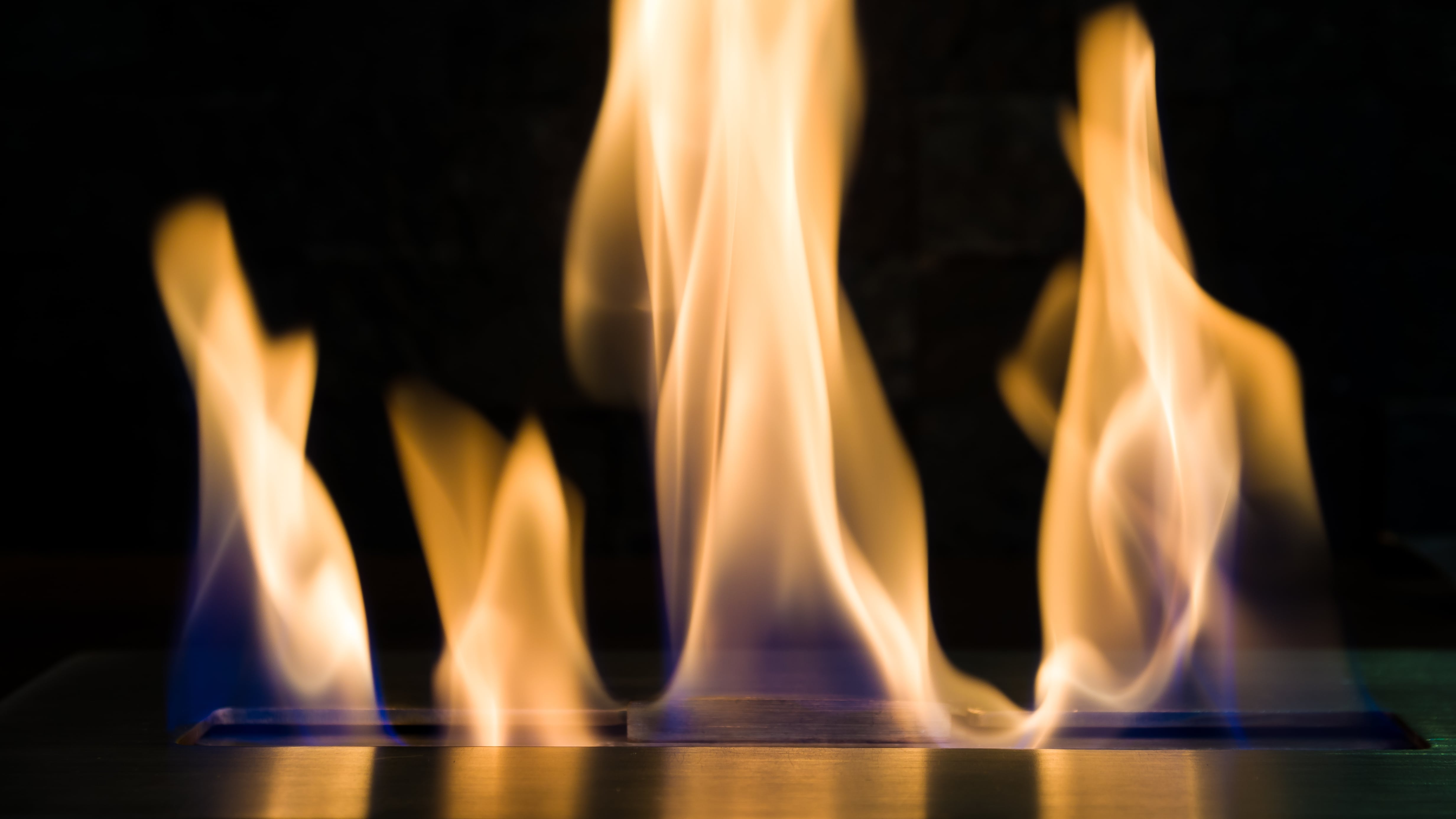 Momento en que dos hinchas de Flamengo resultan incendiados al intentar quemar una camiseta rival.