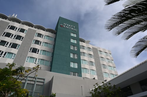 DACO activa operativo para evitar alzas en tarifas hoteleras tras cancelaciones de vuelos