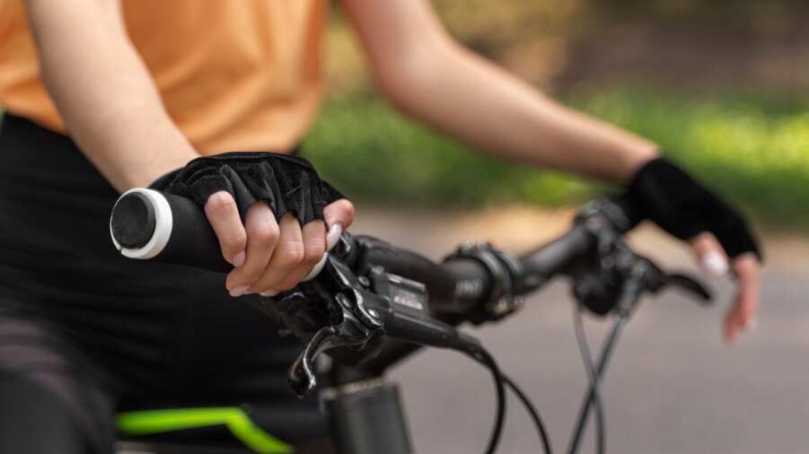 Mujer, en, bicicleta, vista lateral