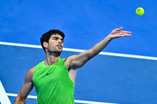 Carlos Alcaraz remonta a Karen Khachanov y avanza a semifinales en Doha