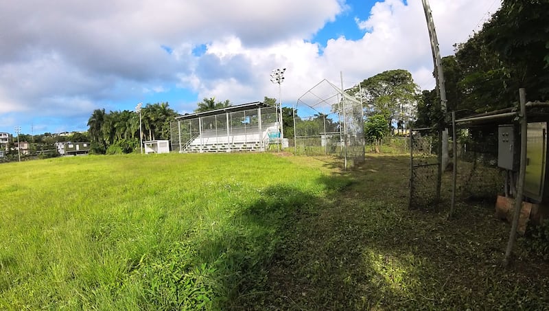 El terreno del parque Palmer, en Río Grande, no está apto para realizar juegos de pelota, a pesar de que la construcción está completada.